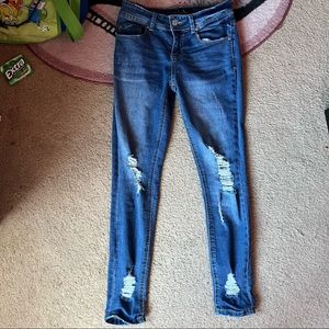 Nice medium wash ripped jeans 💜